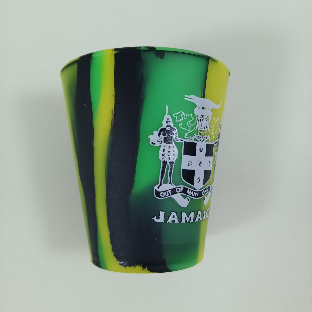 검정색과 녹색이 섞인