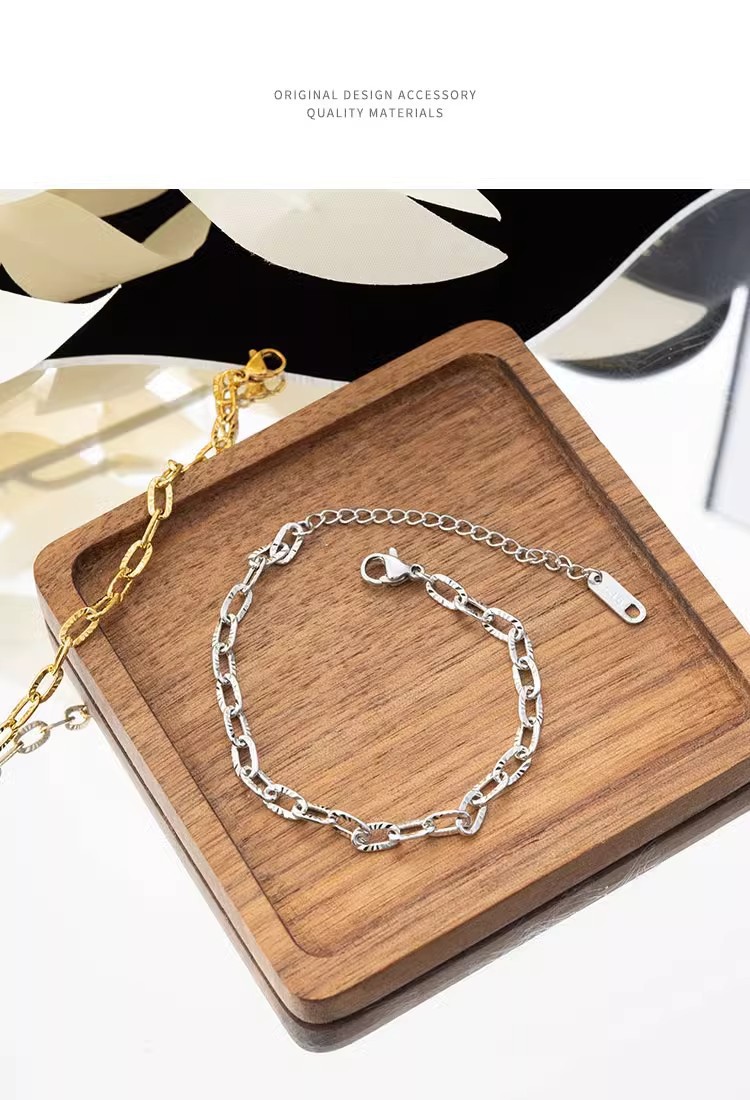 European Gold Embossed Link Bracelet Minimalist Thin Design_voghion.com