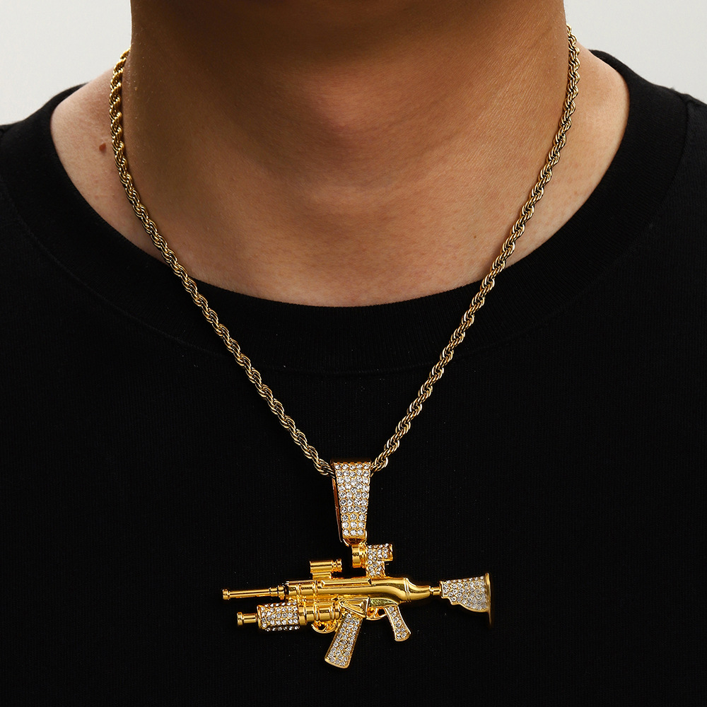 Nuevo estilo transfronterizo joyería de pistola de diamantes simulación de aleación modelo de arma AK joyería de diamantes flash collar de hombre de hip-hop