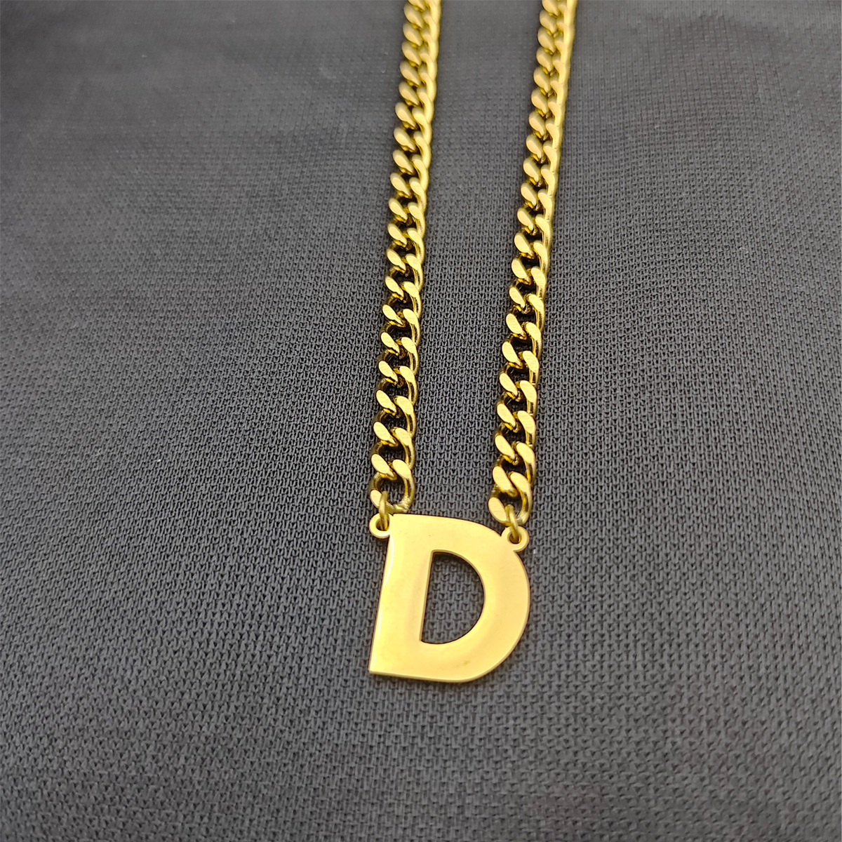 Collar de cadena cubana de acero inoxidable estilo hip-hop con apellidos europeos y americanos, colgante de letra mayúscula de oro de 18K con 26 letras.