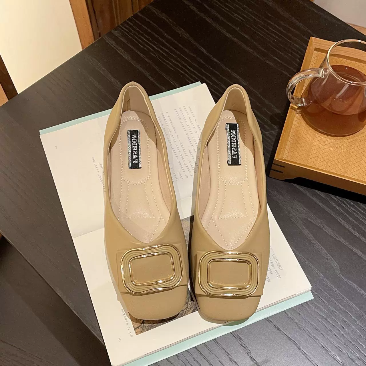 Женские Лоферы без шнуровки с мягким низом 2023 новые однослойные туфли на плоской подошве Four Seasons с низким вырезом, модные удобные молочные туфли с квадратной пряжкой