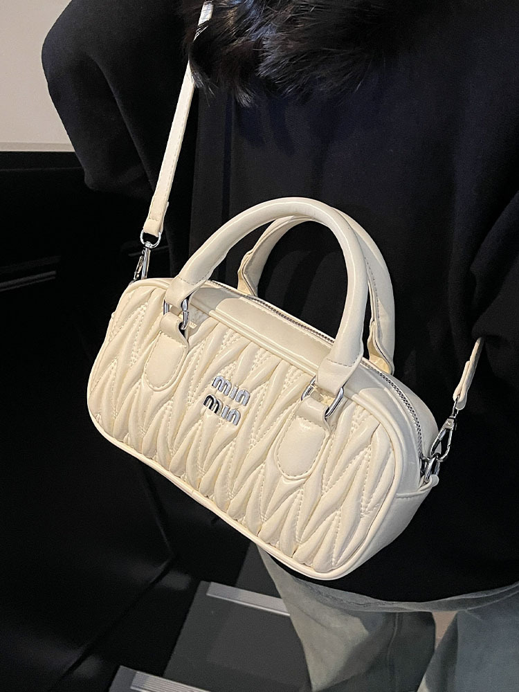 Bolso de mujer de alto nivel retro bolso de mujer nuevo otoño invierno popular versátil bolso de mochila bordado bolso de bolos de mano