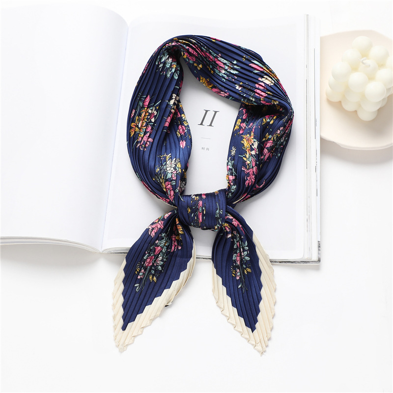 Sciarpa stampata elegante Sciarpa decorativa versatile da donna Sciarpa quadrata da 70 cm Sciarpa di seta imitazione rugosa Autunno e_voghion.com