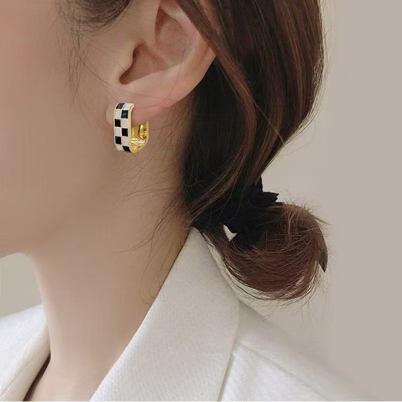 Japanese and Korean Black and White Checkerboard Earrings, Ear Clips, Niche Design Earrings, Women's Ear Jewelry Manufacturers Wholesale