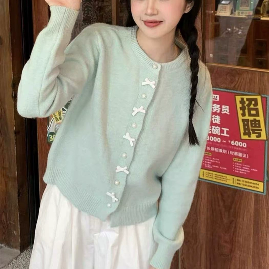 2024 Новый корейский шикарный свитер дизайн чувство нишевые куртки женский бант жемчужная пряжка трикотажный кардиган