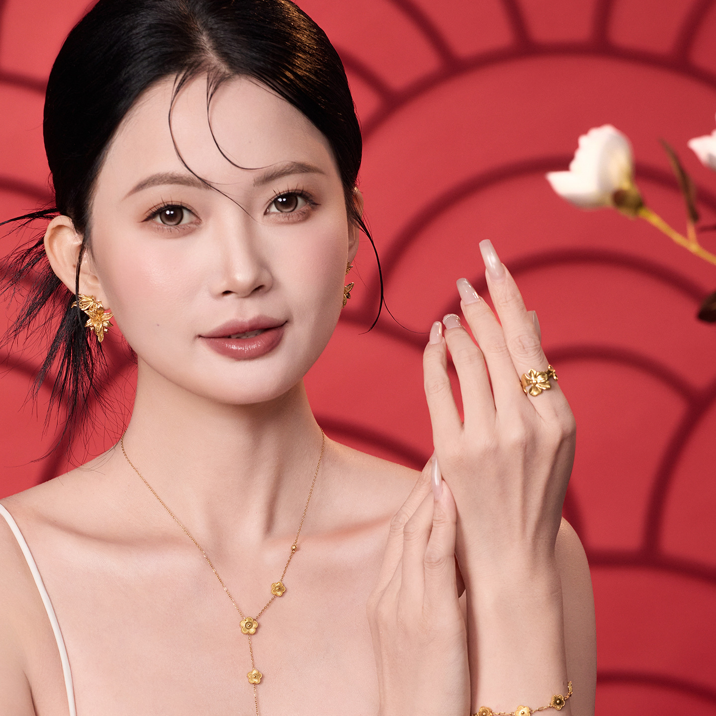 Xuping Europa y los Estados Unidos transfronterizos de acero inoxidable 24k anillo de flores de nicho simple imitación de oro ligero anillo de apertura de lujo para mujeres