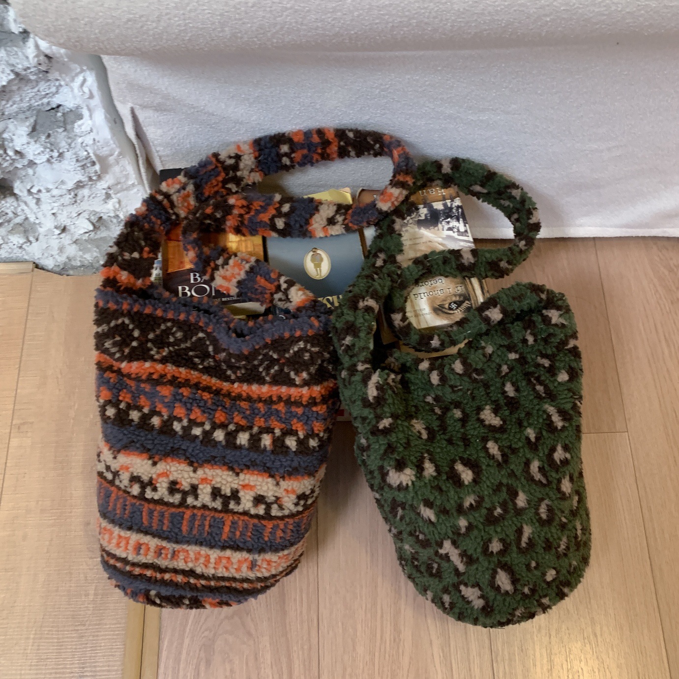 Otoño y invierno lindos bolsos de cordero para mujeres 2025 nueva moda flor bolsos de balde de gran capacidad bolsos de peluche