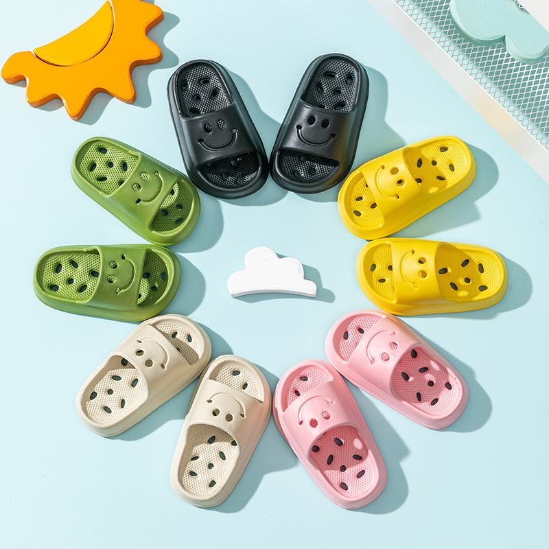 Children's bath bathroom slippers Summer Boys and Girls non-slip hollow leaking non-stinky feet indoor home soft bottom sandals Children's bath bathroom slippers Summer Boys and Girls non-slip hollow leaking non-stinky feet indoor home soft bottom sandals