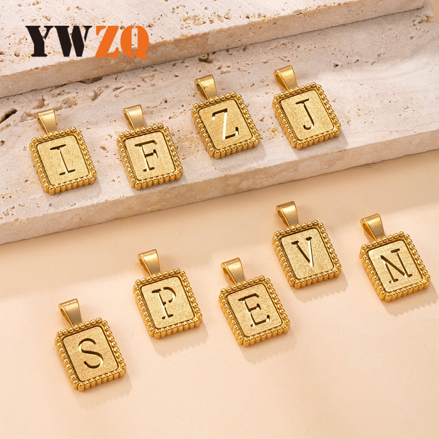Colgante único Collar de acero inoxidable de moda transfronteriza Colgante de letras de lunares de marca cuadrada fundido Joyas de acero de titanio dorado de 18 quilates