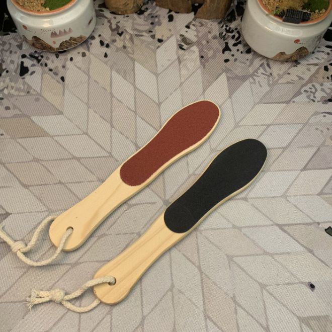 Fabricante mayorista de madera de manija de pie de enfermería de pie de grasa esmerilado pie de fricción herramienta de eliminación de piel muerta image 1
