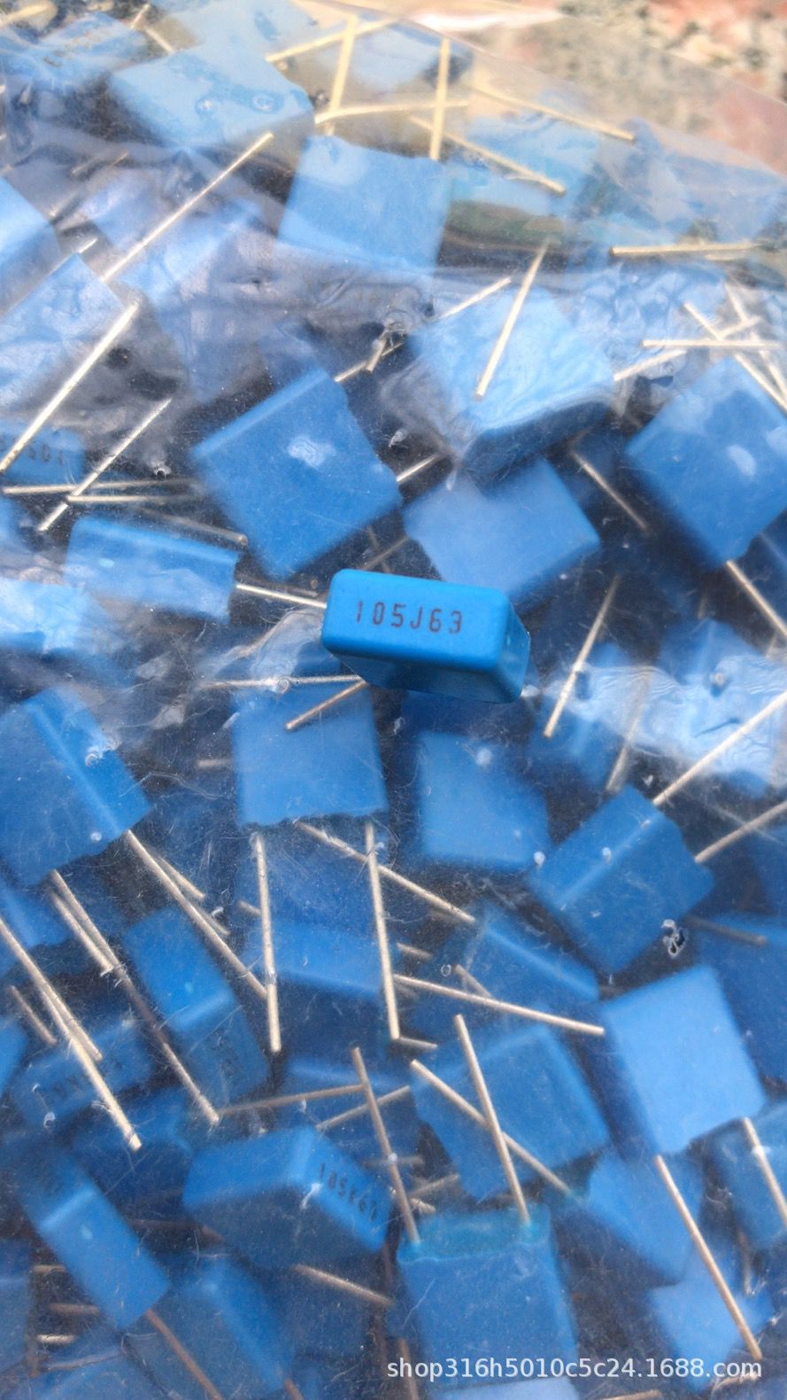 105J63V 脚距7.5MM 铜引线  小方块 1UF63V 功放音响专用较正电容