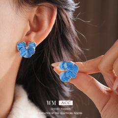 中古のヴィンテージの花のイヤリングの銀の針はドリルを入れて油の花びらのピアスを垂らします。