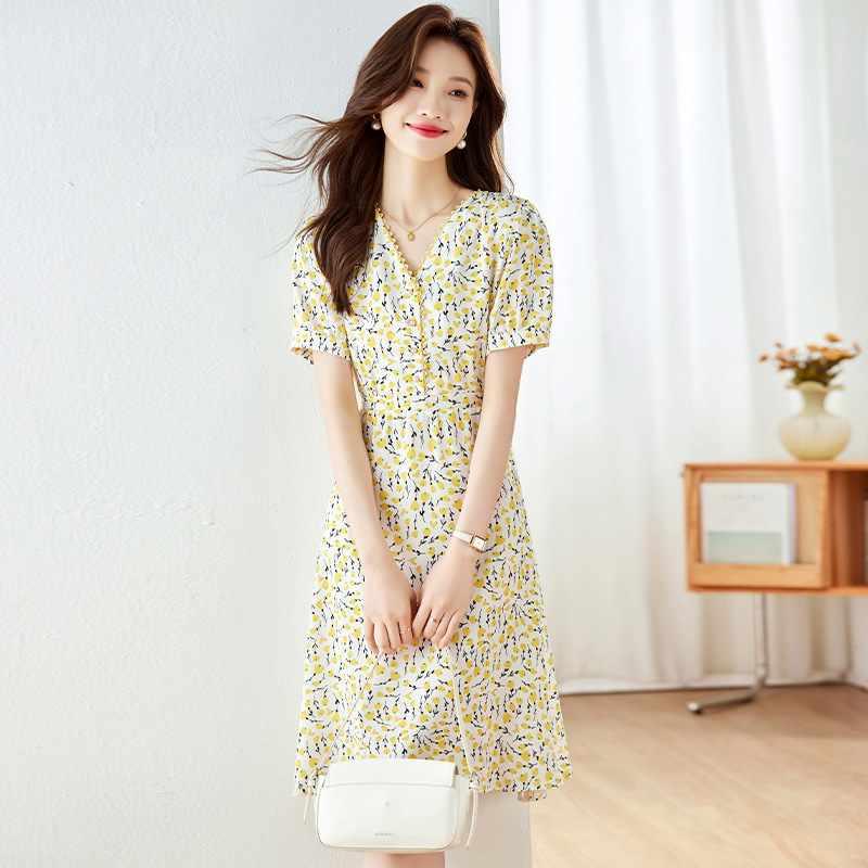 Spring and Summer 2024 fresh floral gentle wind blooming imitation mulberry silk printed puff sleeve dress V-neck
