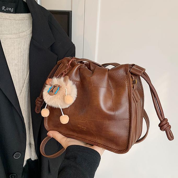 Otoño y invierno retro bolso explosivo para mujeres 2024 nuevo estilo de tendencia universal bolso pequeño estilo coreano nicho de alta calidad bolso de mochila
