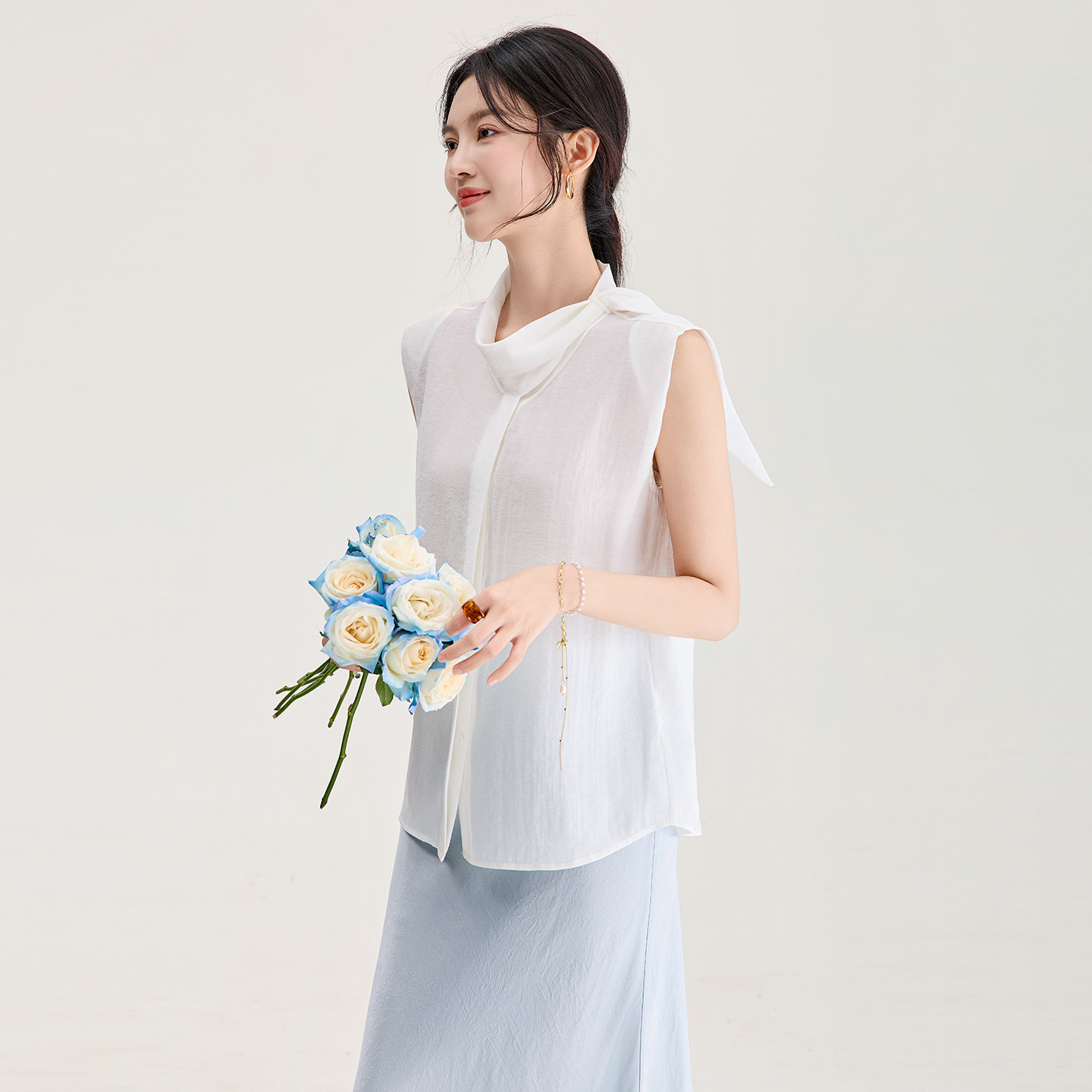 Áo thun nữ không đối xứng tay lỡ cổ trễ vai phong cách thiết kế — màu trắng