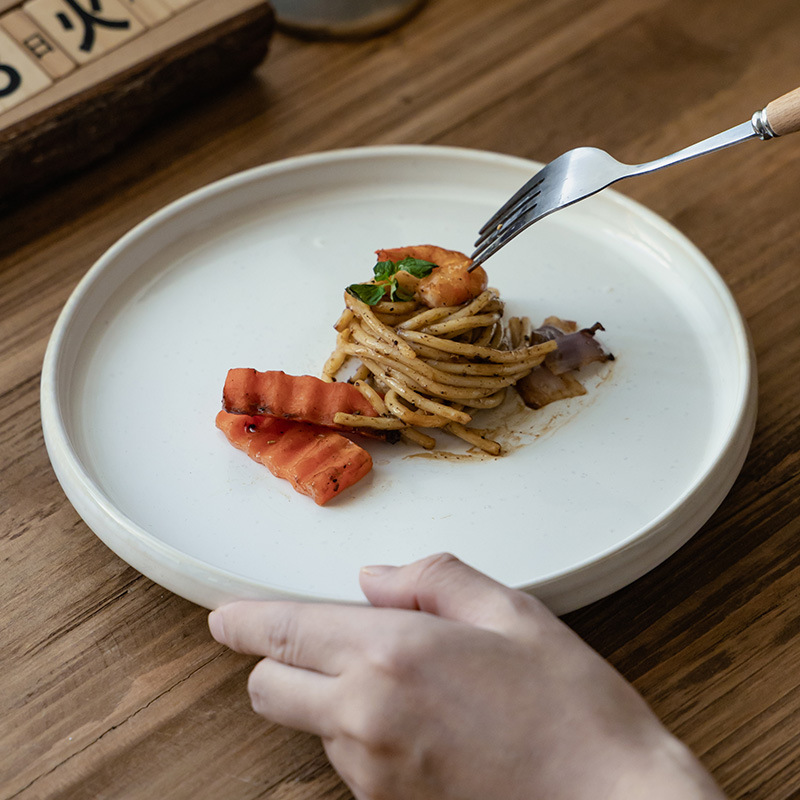 Diseño de plato de cerámica crimpado plato de espagueti plato de cubierta de color sólido al por mayor plato redondo casero plato de platos poco profundos