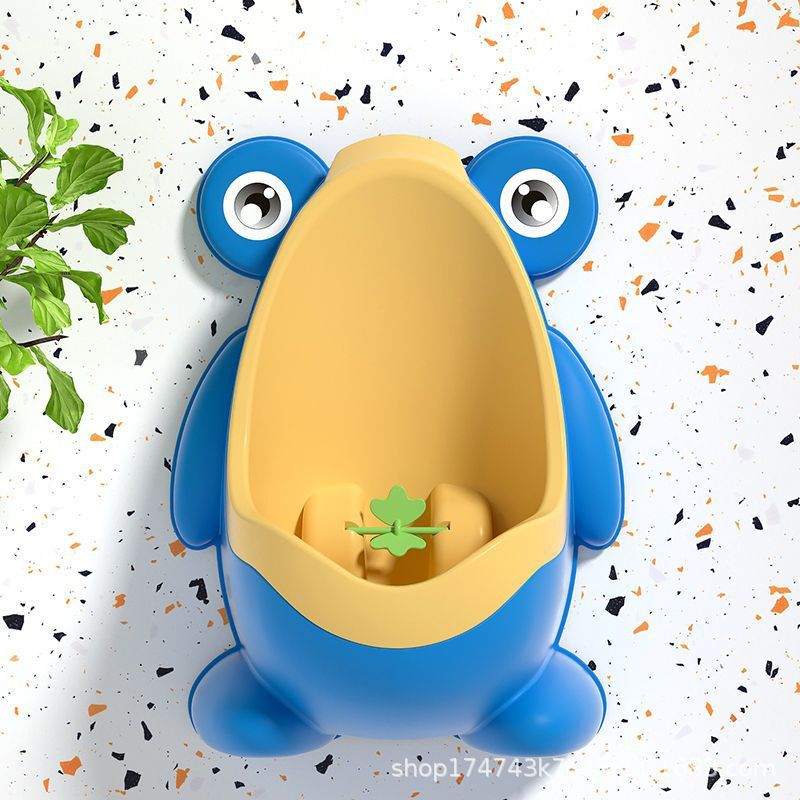 赤ちゃんの便器の小便器の男の子は壁式の小便池の小便器を掛けます。|undefined