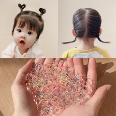 子供の使い捨ての皮筋の赤ちゃんは髪の毛を刺します。