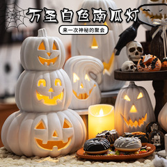 ハロウィンの装飾の置物の光る白いカボチャの明かりのシーンの配置の大きいサイズのデパートの装飾の道具のテーマの活動