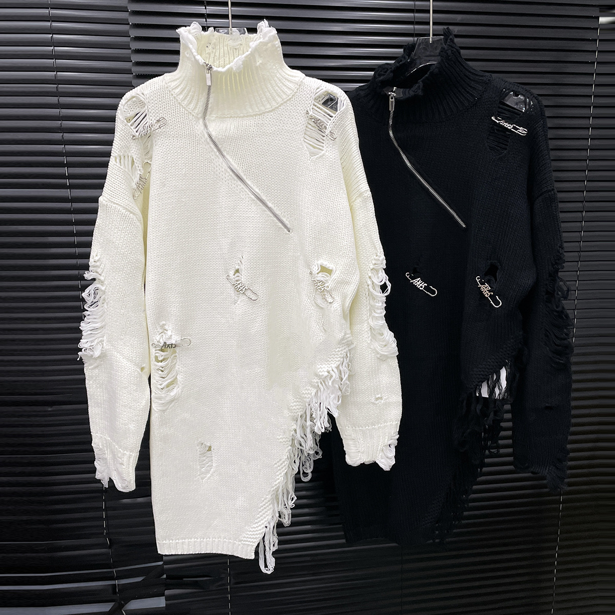 2025 Early Autumn New Half-Zip High-Neck Pin Hole Sweater for Women Korean Fashion Irregular Niche Design