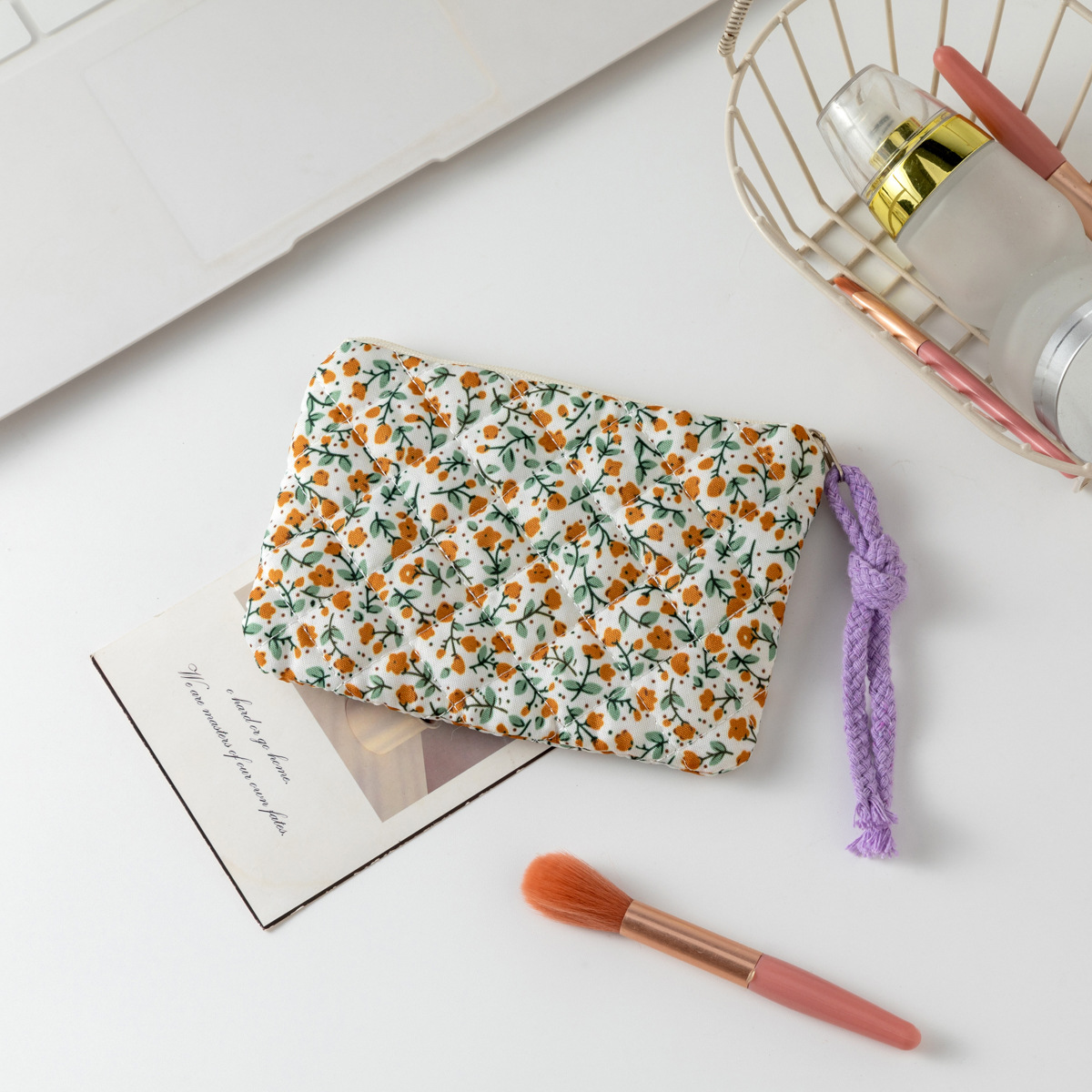 노란색 잔꽃무늬