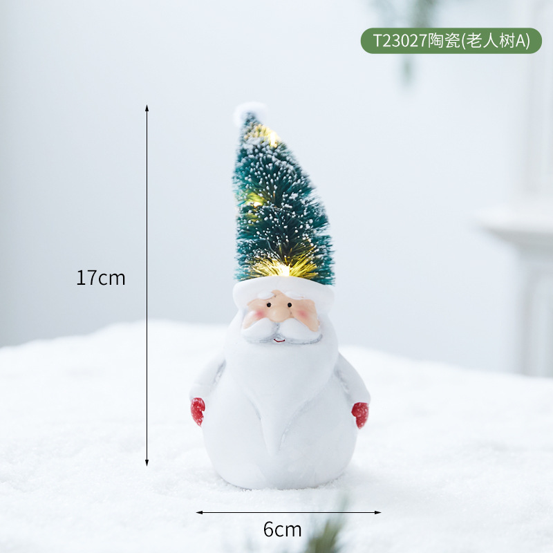 クリスマス陶磁器のぬいぐるみが老人雪だるまの小さなプレゼントを飾ってクリスマス装飾用品の祝日プレゼントを飾っている|undefined