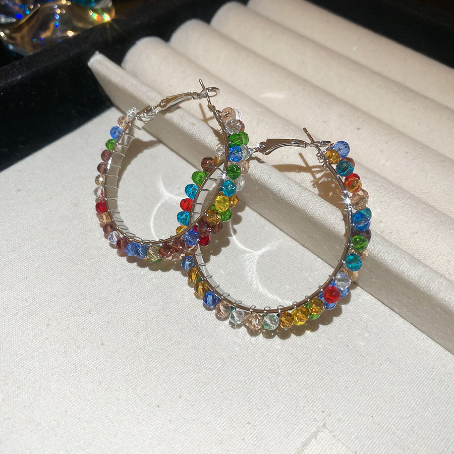 Pendientes enrollados de cristal redondo de color de aguja de plata Pendientes pequeños y frescos de moda coreana Pendientes de temperamento Diseño de nicho