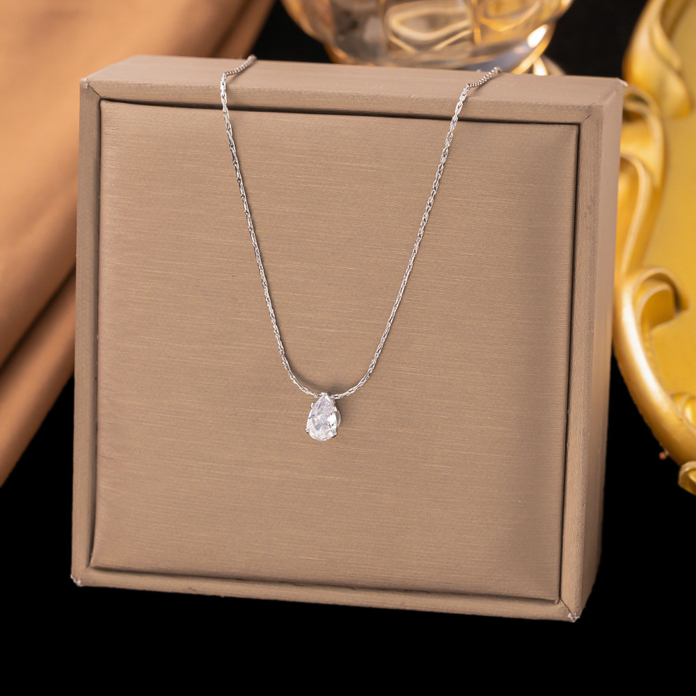[collar de acero de titanio dorado + acero] collar de amor de nicho con cadena de clavícula avanzada en la moda de lujo ligero femenino