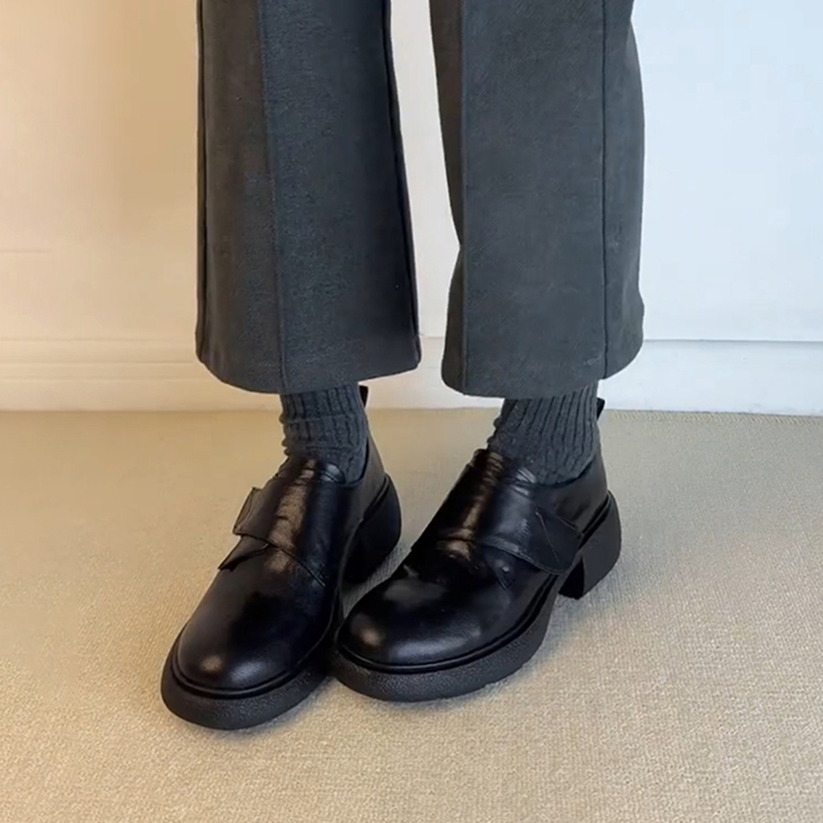 Versión de piel de oveja ~ zapatos de Lefour con suela gruesa Velcro un pedazo de cuero pequeño zapatos de cuero para viajar zapatos de cuero grueso de tacón único para niños