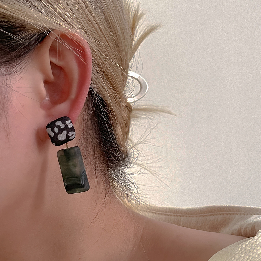 1 Pair Simple Style Geometric Resin Drop Earrings display picture 2