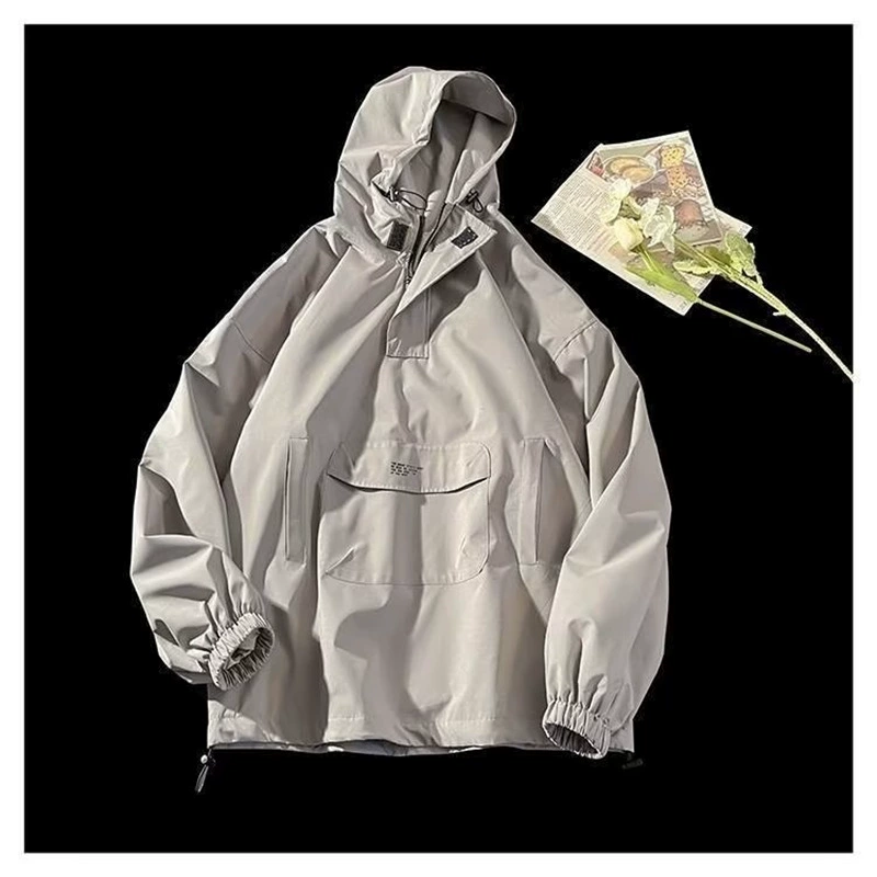 Chao Brand с капюшоном на открытом воздухе