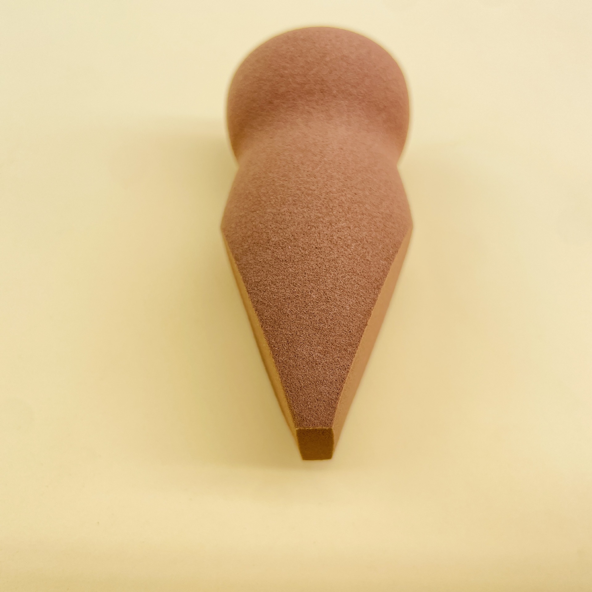 Fabricante de huevos de maquillaje directo de agua de remojo gran cacahuete cortado huevo de maquillaje de forma especial huevo de maquillaje de base líquido húmedo de doble uso huevo de esponja de maquillaje