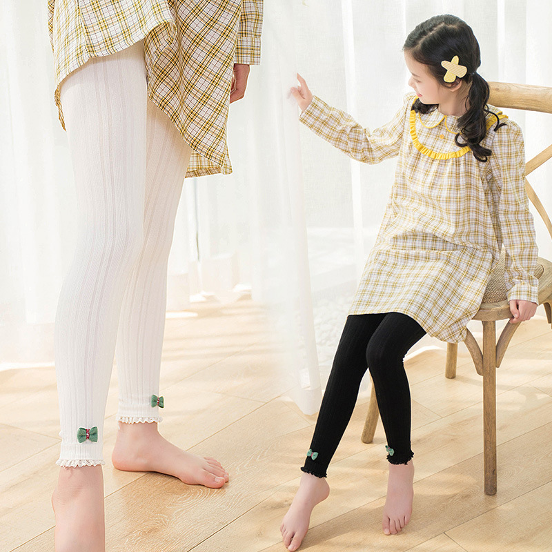 女の子のレギンスと春の組み合わせの外に精練綿のニットの幅の縦縞の緑色の蝶結びの子供の9分のズボンを着ます。|undefined