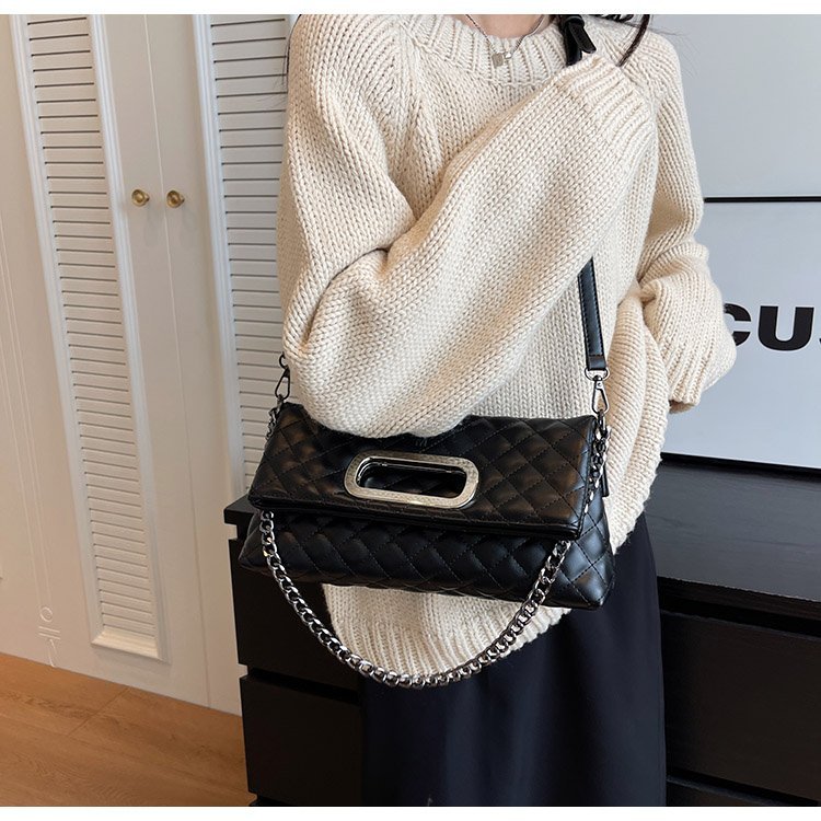 Kleine luxuriöse Klapp-Ohrtasche für Damen 2024 neue Mode-Umhängetasche hochwertige Unterarmtasche mit Diamantkette_voghion.com