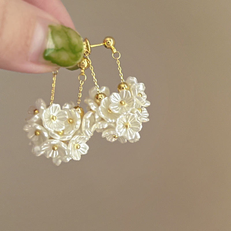 Flores dulces y elegantes transfronterizas, pendientes de perlas de amor, pendientes de estilo literario de moda de nicho, pendientes de todo fósforo con personalidad, mujeres