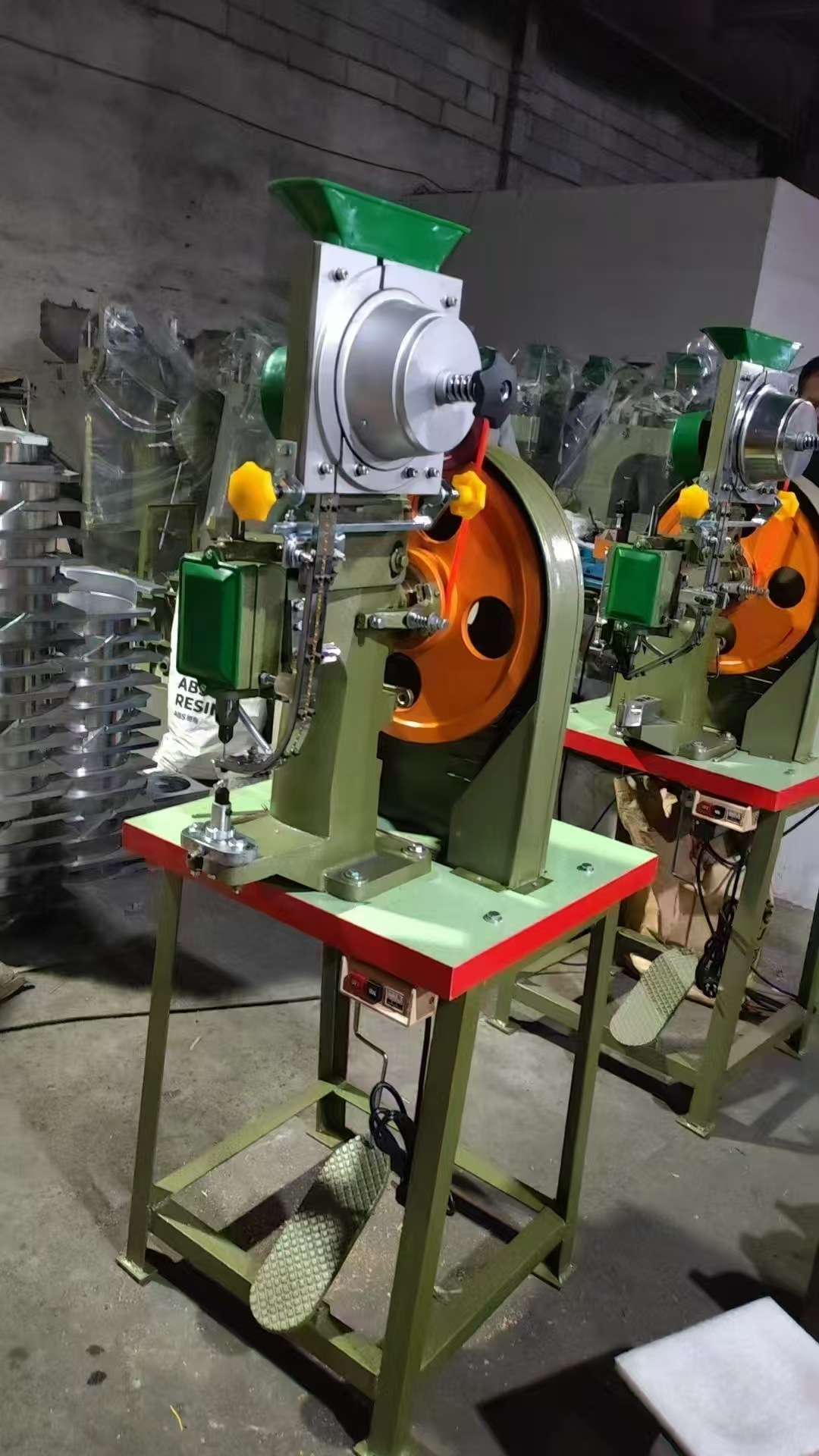 全自动重型鸡眼机3