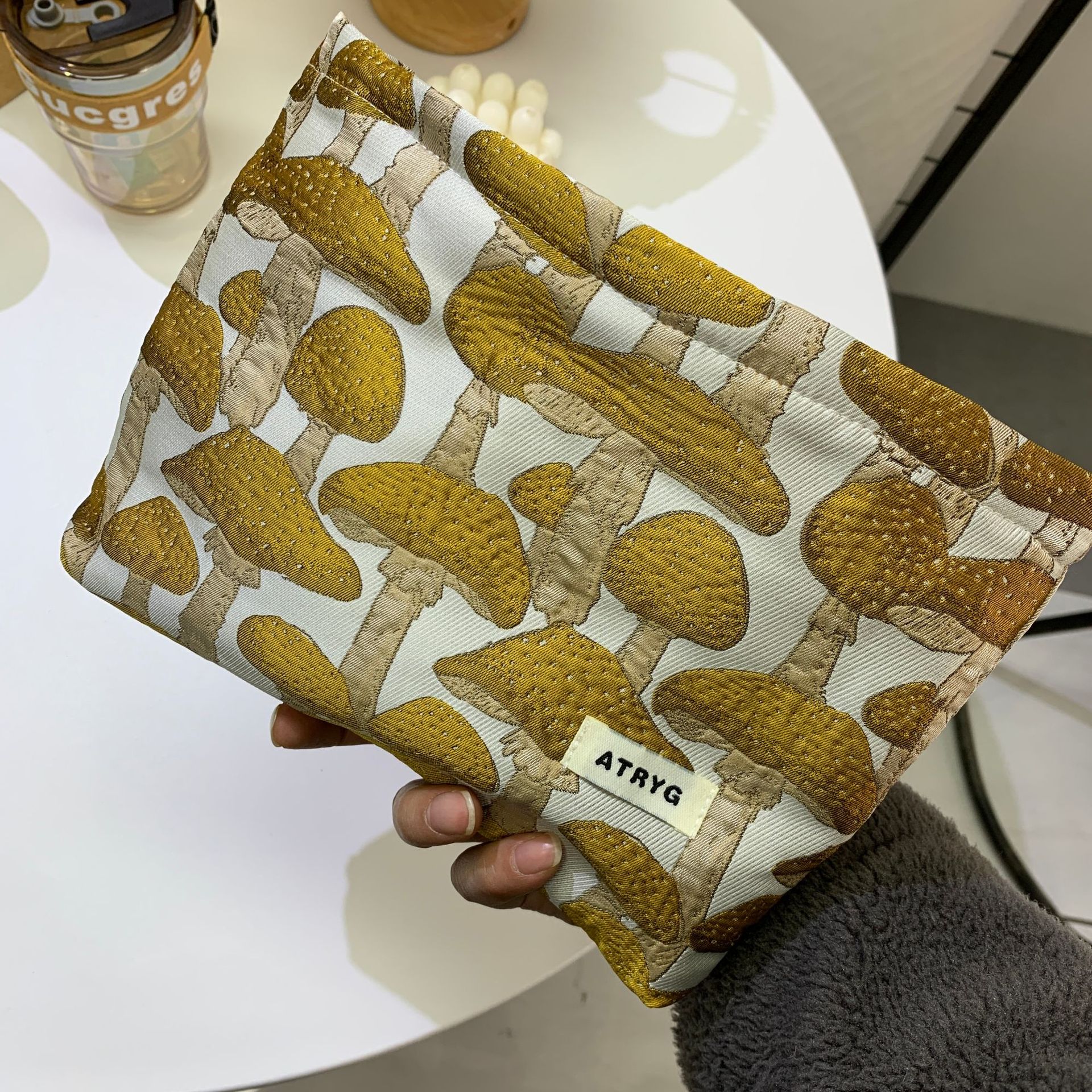 Bolsa de maquillaje, una bolsa de almacenamiento de hongos transfronterizos portátiles Jacquard, bolsa de almacenamiento de maquillaje de alto valor nominal