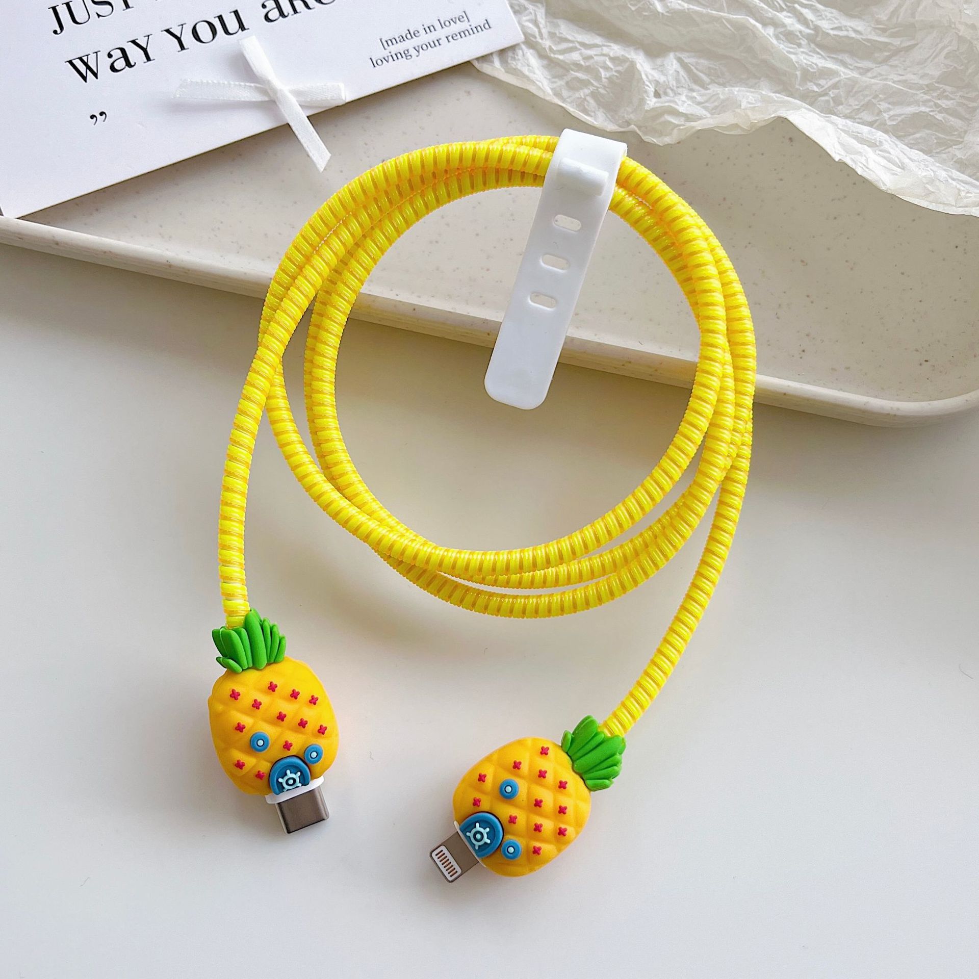 Amazon cartoon cable de datos cubierta adecuada para Apple Android cable de datos de carga rápida cuatro piezas en stock al por mayor