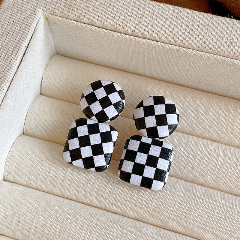 Pendientes de mariposa plisados de circón con aguja de plata Pendientes pequeños y frescos de moda simple Pendientes ligeros de lujo de alta gama al por mayor