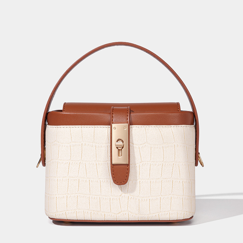 갈색과 흰색 악어 패턴