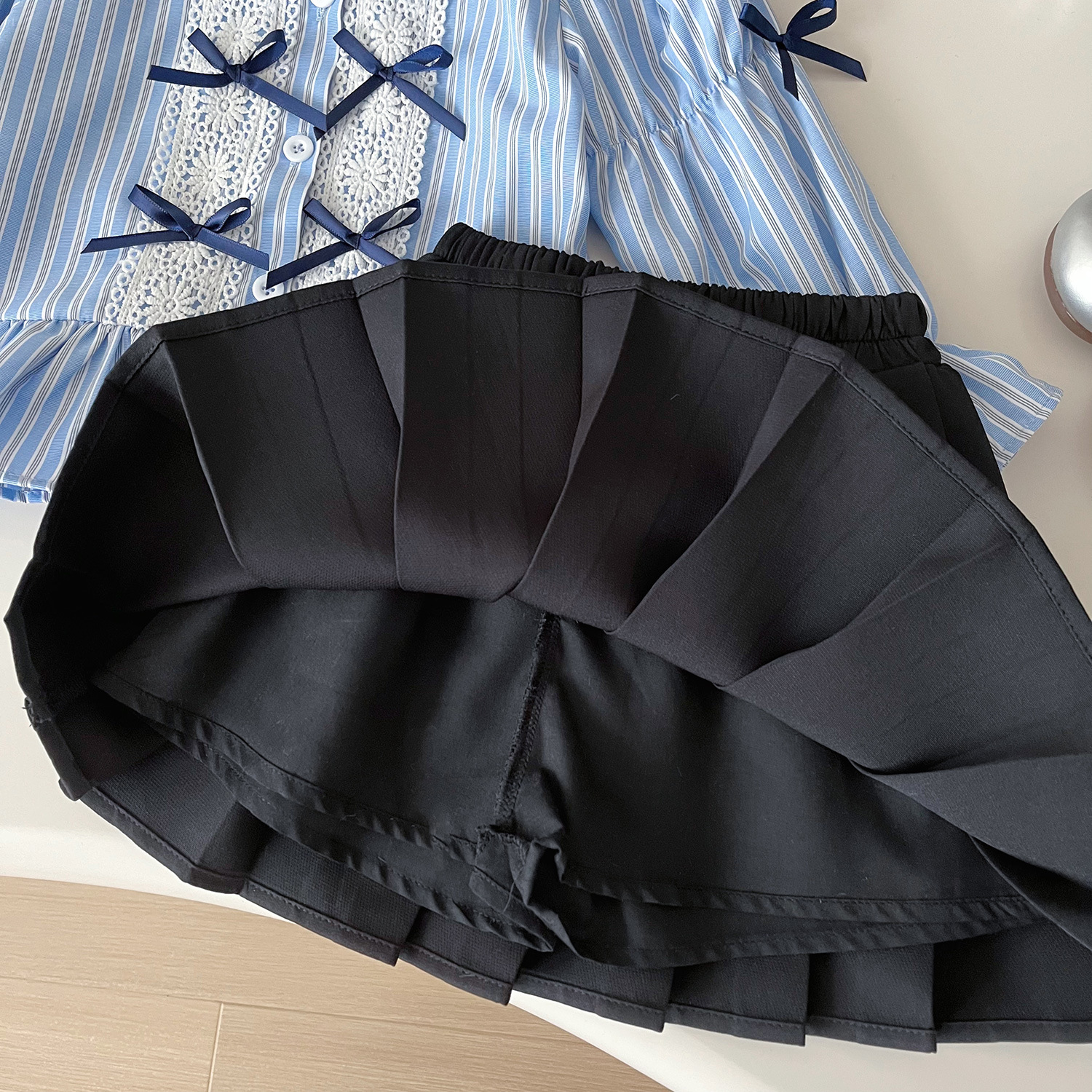 2024 autumn new Korean version girls' striped small bow shirt, women's treasure pleated short skirt two-piece set 67591_voghion.com