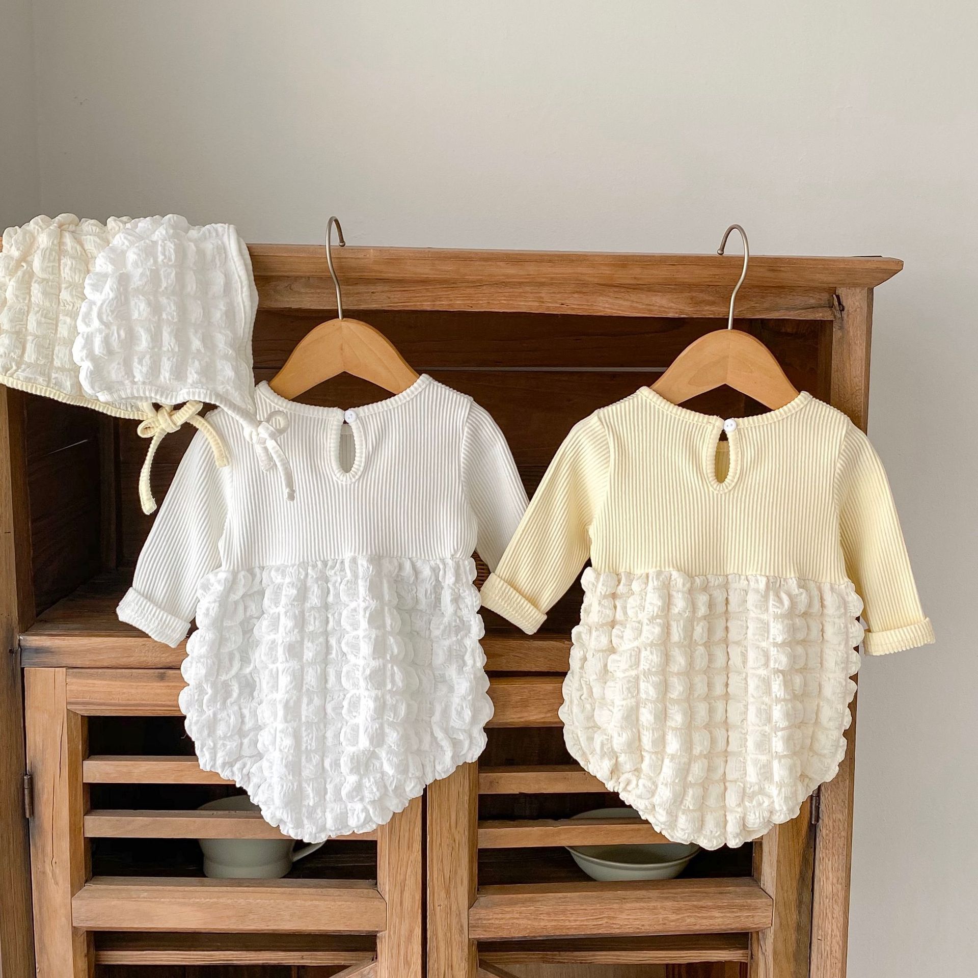 Tuta Ha Yi a maniche lunghe in garza a bolle per bambina autunno 2024, tuta da gattonare + set di 2 cappelli in regalo_voghion.com