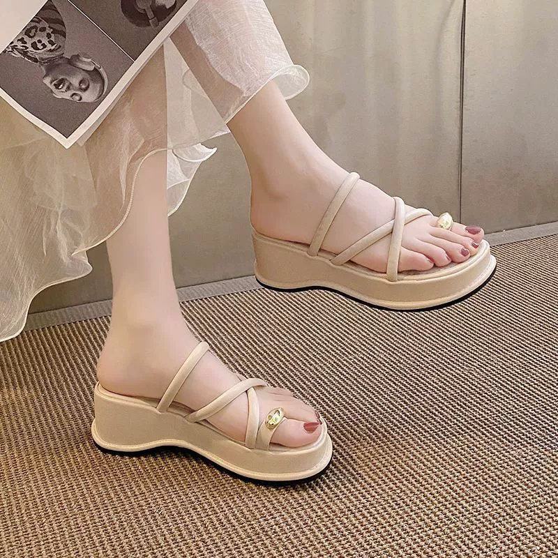 Сандалии и тапочки женские летние наряд 2023 кибер-знаменитости с клипсой модная французская платформа в сказочном стиле нишевые туфли на танкетке
