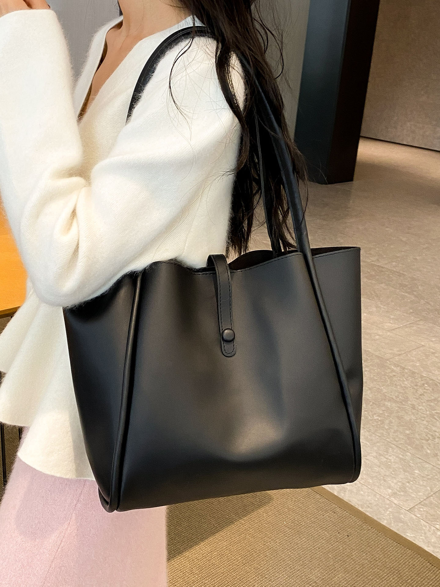 Textura simple de gran capacidad bolsa de hombro para mujeres 2025 nuevo estilo coreano de hombro único brazo de moda para mujeres image 2
