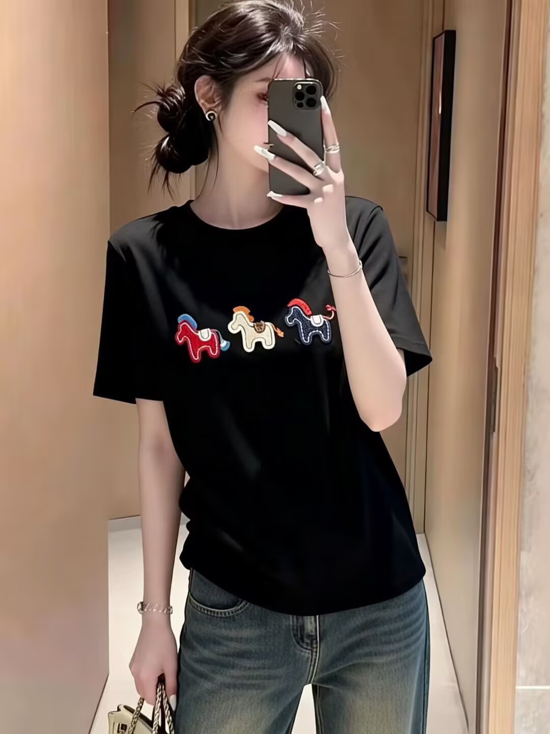 Áo thun nữ cổ tròn tay ngắn thêu hình ngựa nhỏ phong cách basic — màu đen