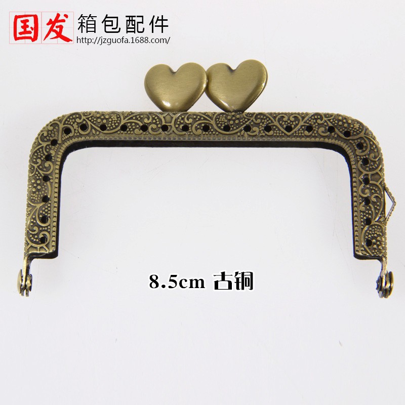 8.5CM cuadrado en relieve en forma de corazón oro amor serie bronce plateado