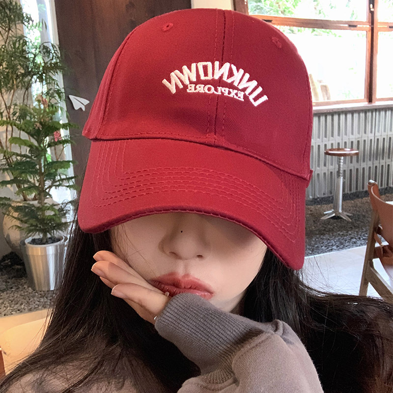Sombrero de béisbol bordado de letras simples para mujeres primavera y verano estilo coreano casual versátil retro rojo cara gorra de lengua de pato