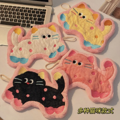 高い顔の値のかわいい猫の台所の雑巾は手ぬぐいを拭います。