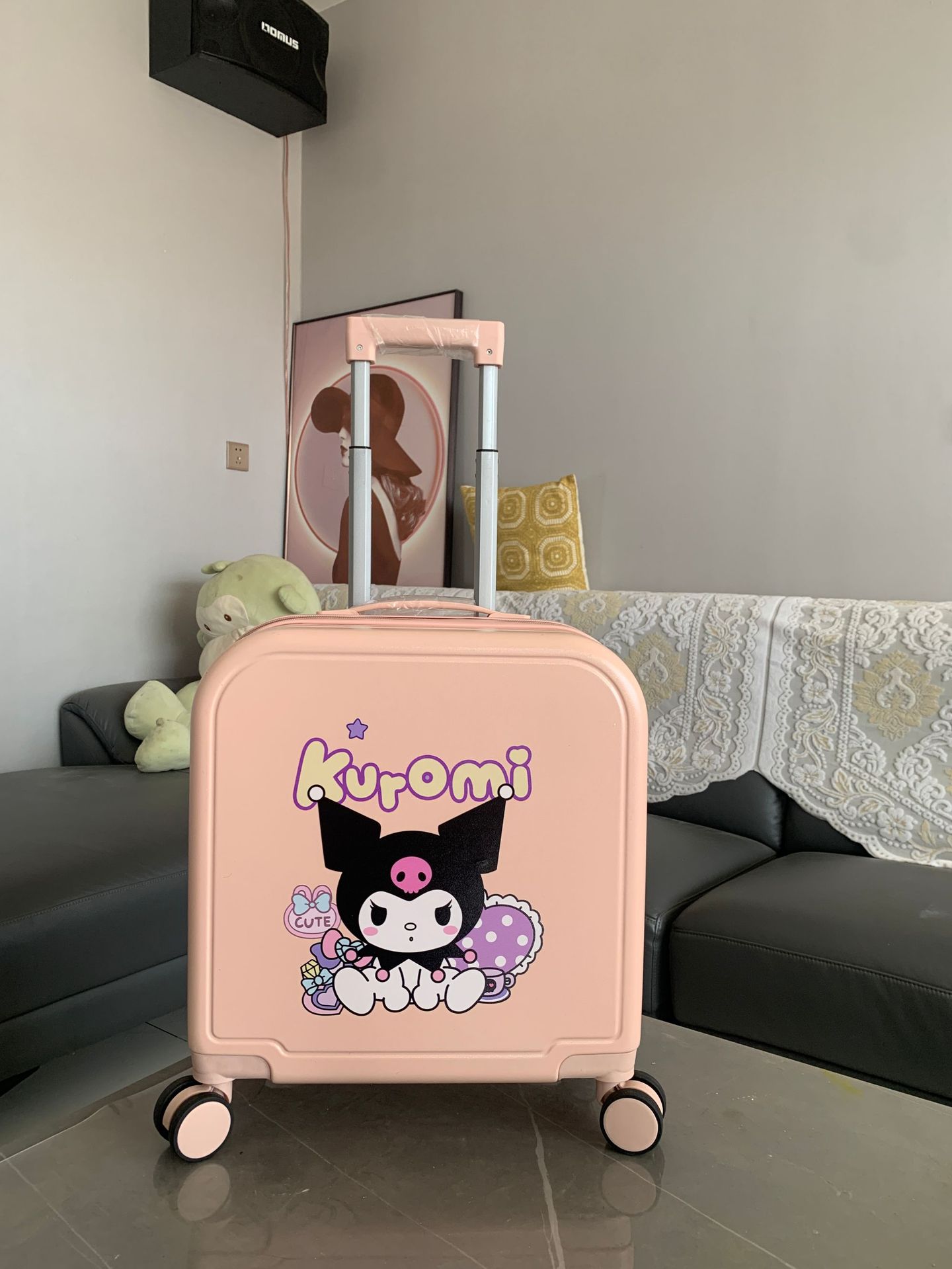 컵 홀더가 있는 핑크색 쿠로미 라운드 엣지