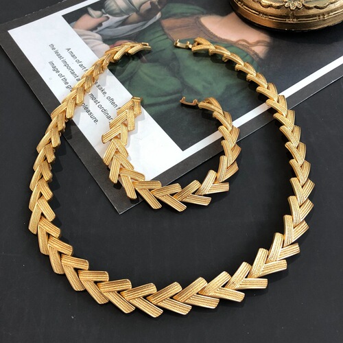 Retro palace electroplated real gold necklace medieval Western V-shaped necklace bracelet set
